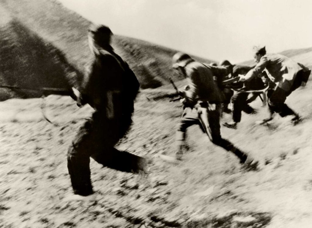 fotopuntoit_12_Robert-Capa.-Soldati-repubblicani-1936