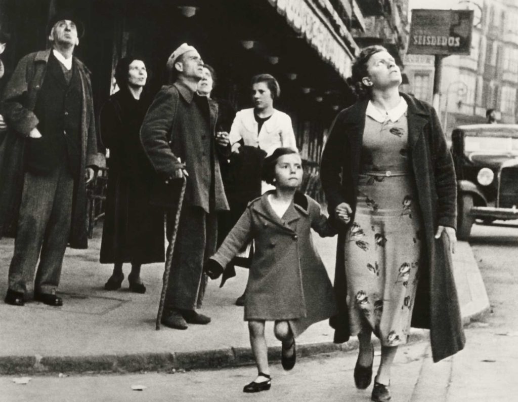 fotopuntoit_14_Robert-Capa.-La-folla-corre-al-riparo-1937