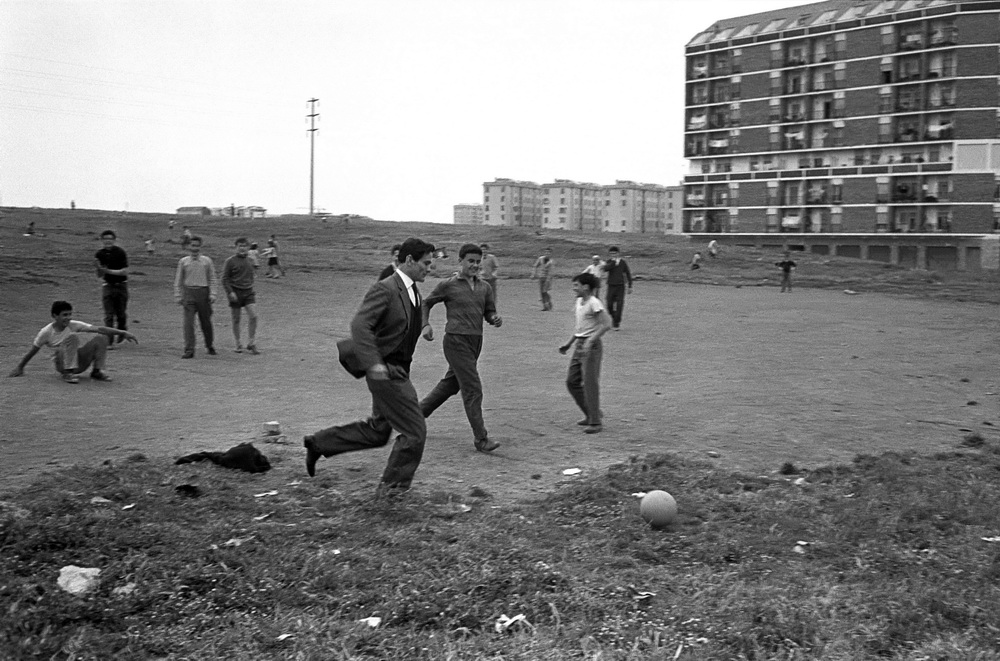 Pier Paolo Pasolini gioca a pallone con i ragazzi della borgata romana di Centocelle.