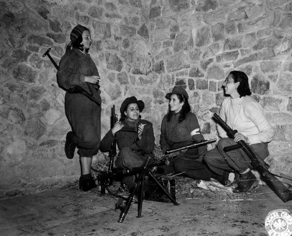 53-1944-ottobre-5-SC_195618-S_-_Women_partisans_working_on_the_Castellucio_front_relax_while_waiting