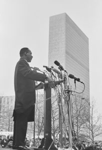 Martin Luther King tiene il suo discorso davanti al palazzo dell’ONU, 15 aprile 1967