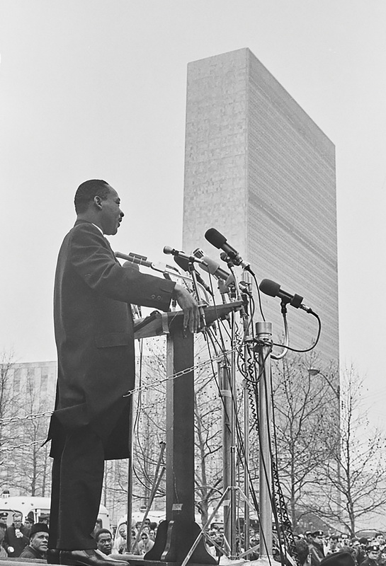 Martin Luther King tiene il suo discorso davanti al palazzo dell’ONU, 15 aprile 1967