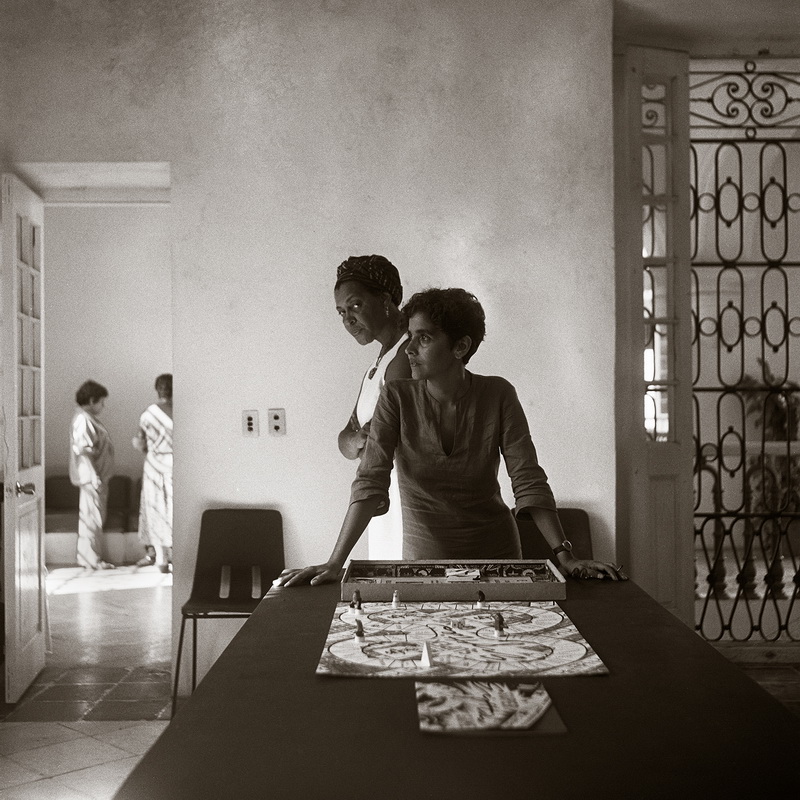 Carrie Mae Weems, Wilfredo, Laura and Me, I, 2002; dalla serie Dreaming in Cuba. © Carrie Mae Weems. Courtesy of the artist and Gladstone Gallery, New York, Fraenkel Gallery, San Francisco, and Galerie Barbara Thumm, Berlin