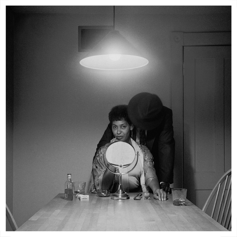 Carrie Mae Weems, Untitled (Man and mirror), 1990; dalla serie Kitchen Table. © Carrie Mae Weems. Courtesy of the artist and Gladstone Gallery, New York, Fraenkel Gallery, San Francisco, and Galerie Barbara Thumm, Berlin