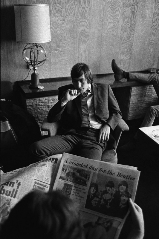 I Rolling Stones sfogliano un quotidiano che parla del successo dei Beatles. Gered Mankowitz/ Iconic Images