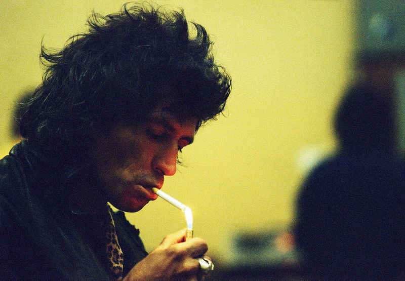 Keith Richards dietro le quinte dei leggendari Rolling Stones durante il loro tour del 1982