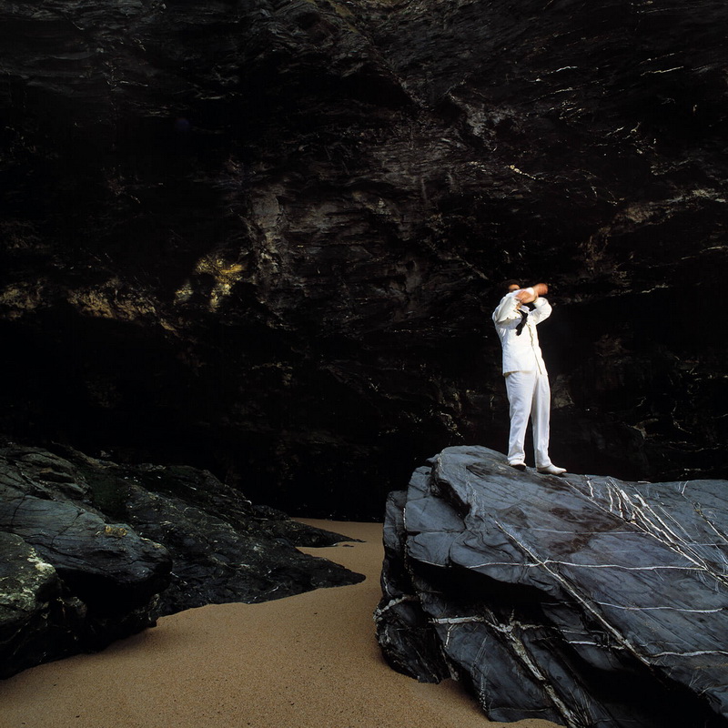 Lucio Battisti durante la sessione fotografica per l'album "E già" Gered Mankowitz/ Iconic Images