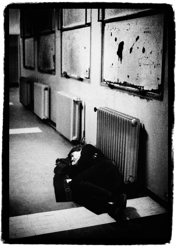 Fabrizio De André dorme per terra contro un termosifone in un palasport durante il tour con PFM. Harari.