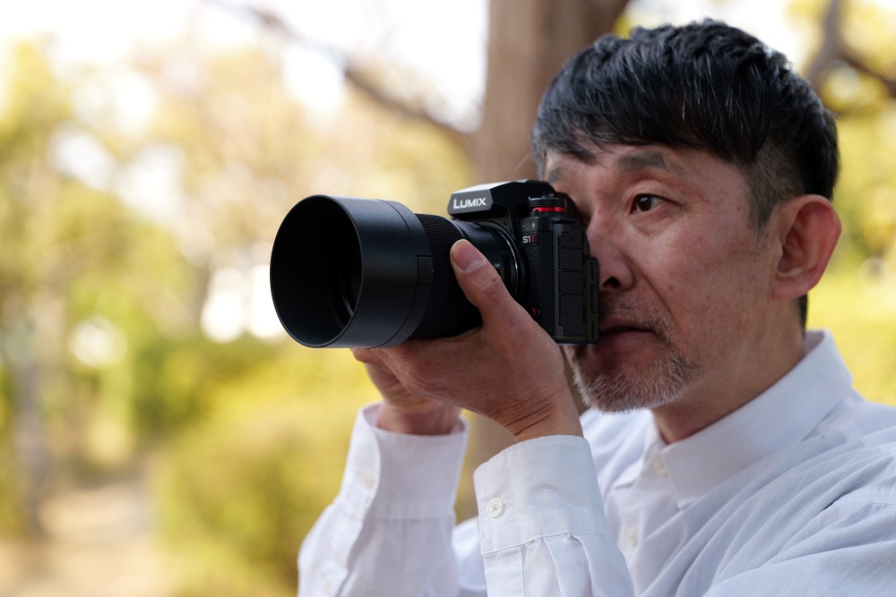 fotopuntoit_lumix-camera-DC-S1II-lifestyle-image-2