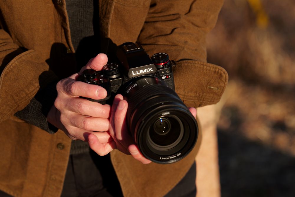 fotopuntoit_panasonic_lumix-camera-DC-S1IIE-lifestyle-images-1