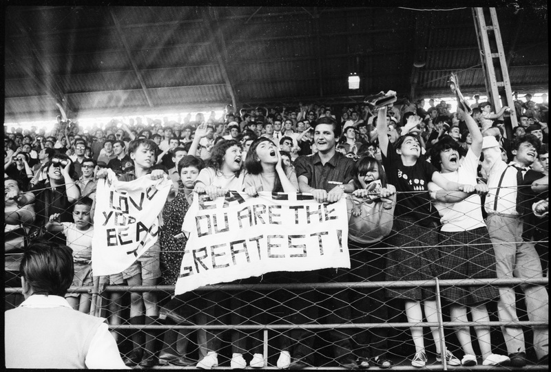 Fan con striscioni sugli spalti al concerto dei Beatles al Vigorelli di Milano, 24 giugno 1965 Servizio fotografico di Sergio Cossu e Eugenio Pavone – Publifoto © Archivio Publifoto Intesa Sanpaolo