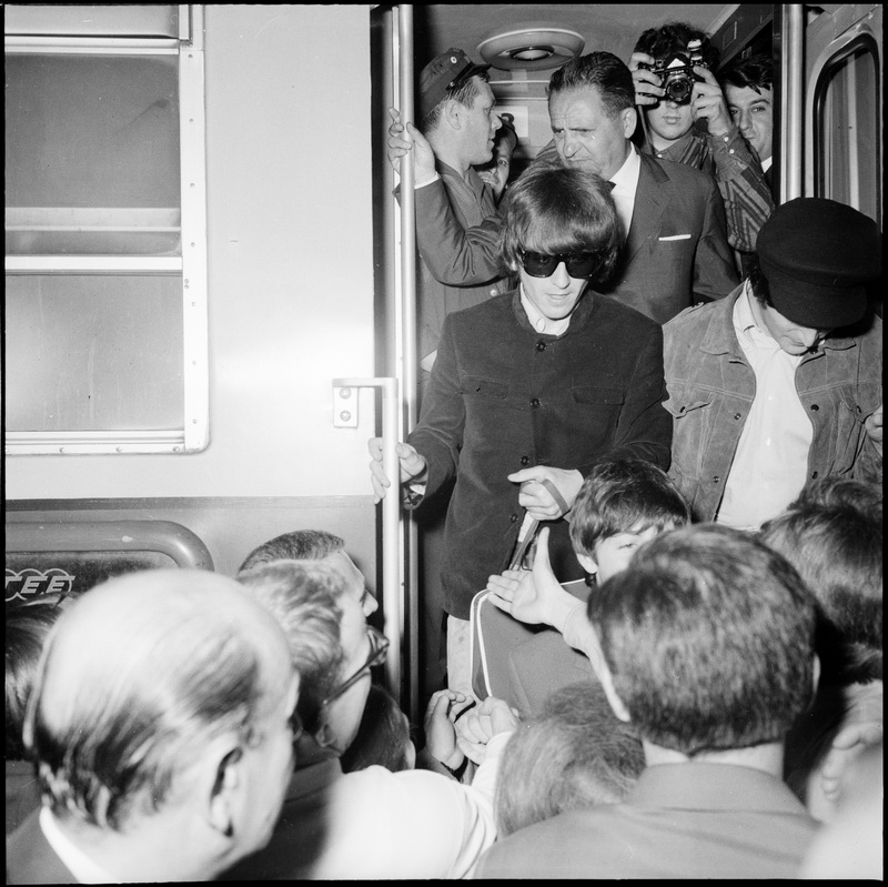 Arrivo dei Beatles alla Stazione Centrale di Milano, notte tra il 23-24 giugno 1965 Servizio fotografico di Gianfranco Ferrario, Benito Marino e Eugenio Pavone – Publifoto © Archivio Publifoto Intesa Sanpaolo