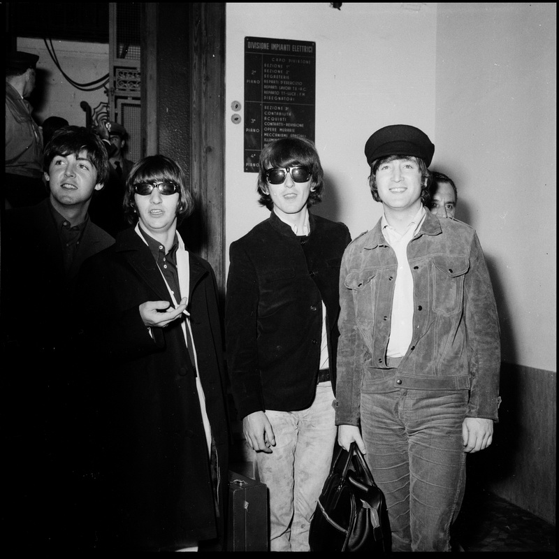 Arrivo dei Beatles alla Stazione Centrale di Milano, notte tra il 23-24 giugno 1965 Servizio fotografico di Gianfranco Ferrario, Benito Marino e Eugenio Pavone – Publifoto © Archivio Publifoto Intesa Sanpaolo