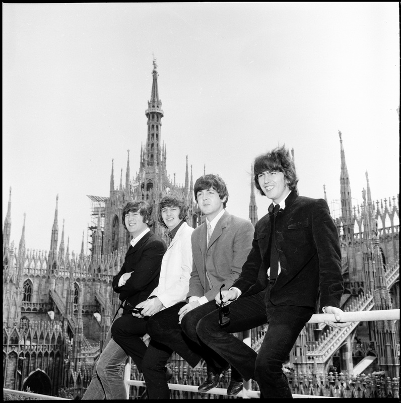 I Beatles ritratti sulla terrazza del Grand Hotel Duomo; sullo sfondo la cattedrale, Milano, 24 giugno 1965 Fotografia di Carlo Fumagalli – Publifoto © Archivio Publifoto Intesa Sanpaolo