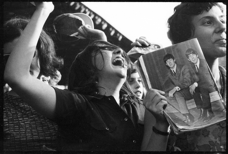 Ragazza in delirio al concerto dei Beatles al Vigorelli di Milano, 24 giugno 1965 Servizio fotografico di Sergio Cossu e Eugenio Pavone – Publifoto © Archivio Publifoto Intesa Sanpaolo