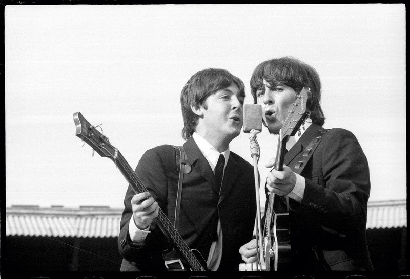 Paul McCartney e George Harrison durante il concerto pomeridiano al Vigorelli di Milano, 24 giugno 1965 Servizio fotografico di Sergio Cossu e Eugenio Pavone – Publifoto © Archivio Publifoto Intesa Sanpaolo
