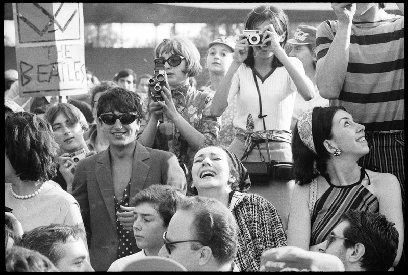 Valentina Cortese, al centro con il foulard in testa, tra il pubblico al concerto dei Beatles al Vigorelli di Milano, 24 giugno 1965 Servizio fotografico di Sergio Cossu e Eugenio Pavone – Publifoto © Archivio Publifoto Intesa Sanpaolo