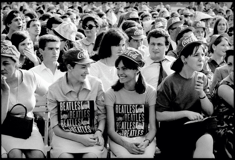 Fan al concerto dei Beatles al Vigorelli di Milano, 24 giugno 1965 Servizio fotografico di Sergio Cossu e Eugenio Pavone – Publifoto © Archivio Publifoto Intesa Sanpaolo