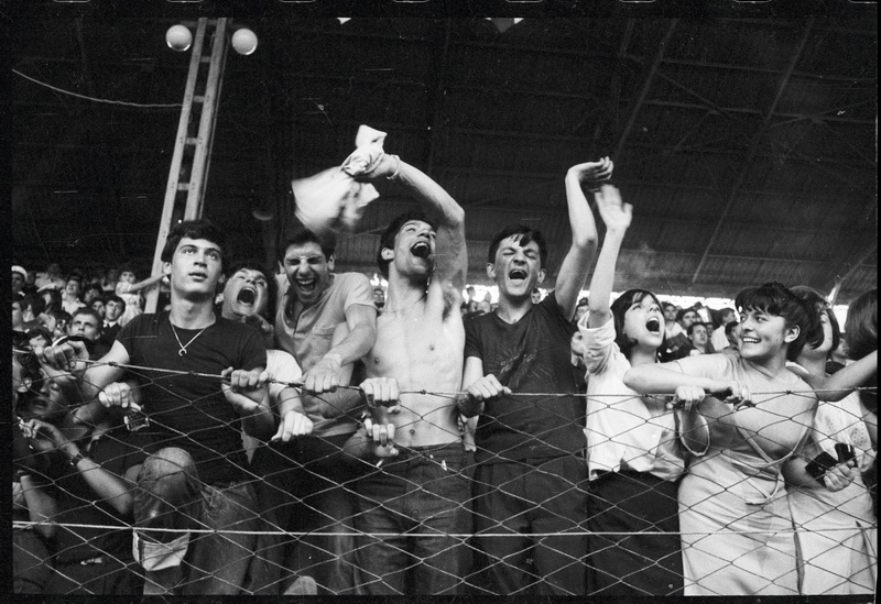 Fan scatenati sugli spalti al concerto dei Beatles al Vigorelli di Milano, 24 giugno 1965 Servizio fotografico di Sergio Cossu e Eugenio Pavone – Publifoto © Archivio Publifoto Intesa Sanpaolo