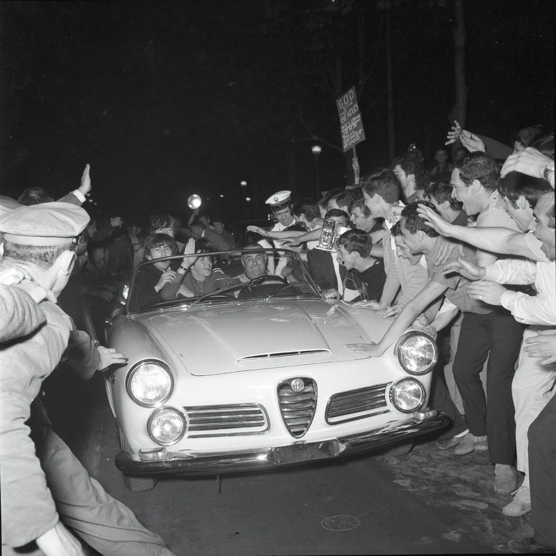 Fan in delirio per il passaggio in auto dei Beatles appena arrivati a Milano, notte tra il 23-24 giugno 1965 Fotografia di Tino Petrelli – Publifoto © Archivio Publifoto Intesa Sanpaolo