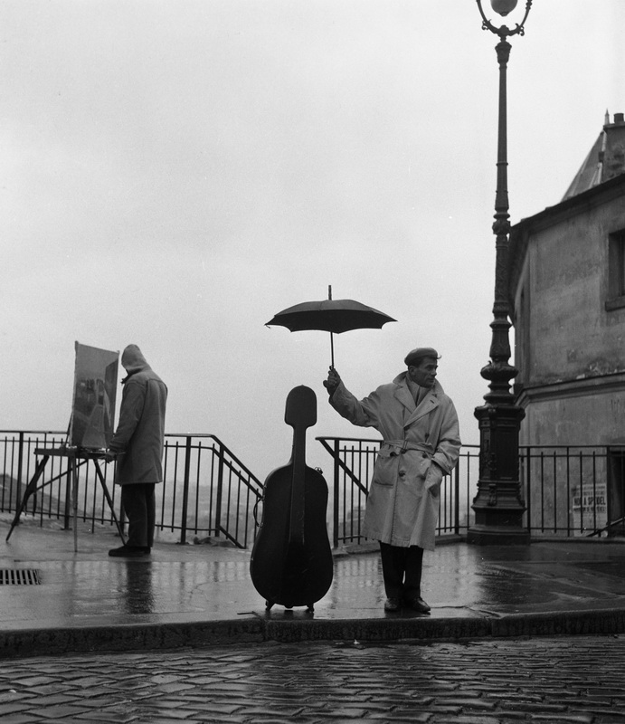 Le violoncelle sous la pluie, Paris, 1957 © Atelier Robert Doisneau