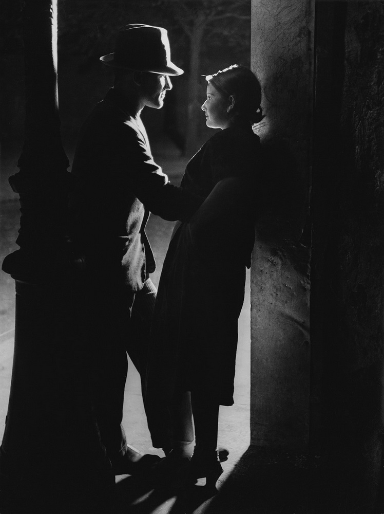 3.-Brassaï-Coppia-di-innamorati-sotto-un-lampione-1932-©-Estate-Brassaï-Succession-Philippe-Ribeyrolles