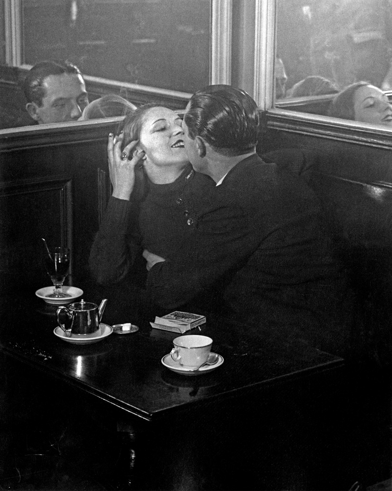 6_Couple-damoureux-dans-un-café-parisien-Place-Clichy-ca.-1932-©-Estate-Brassaï-Succession-Philippe-Ribeyrolles