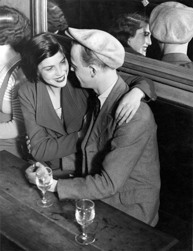 7_Couple-au-bal-des-Quatre-Saisons-rue-de-Lappe-500dpi-©-Estate-Brassaï-Succession-Philippe-Ribeyrolles