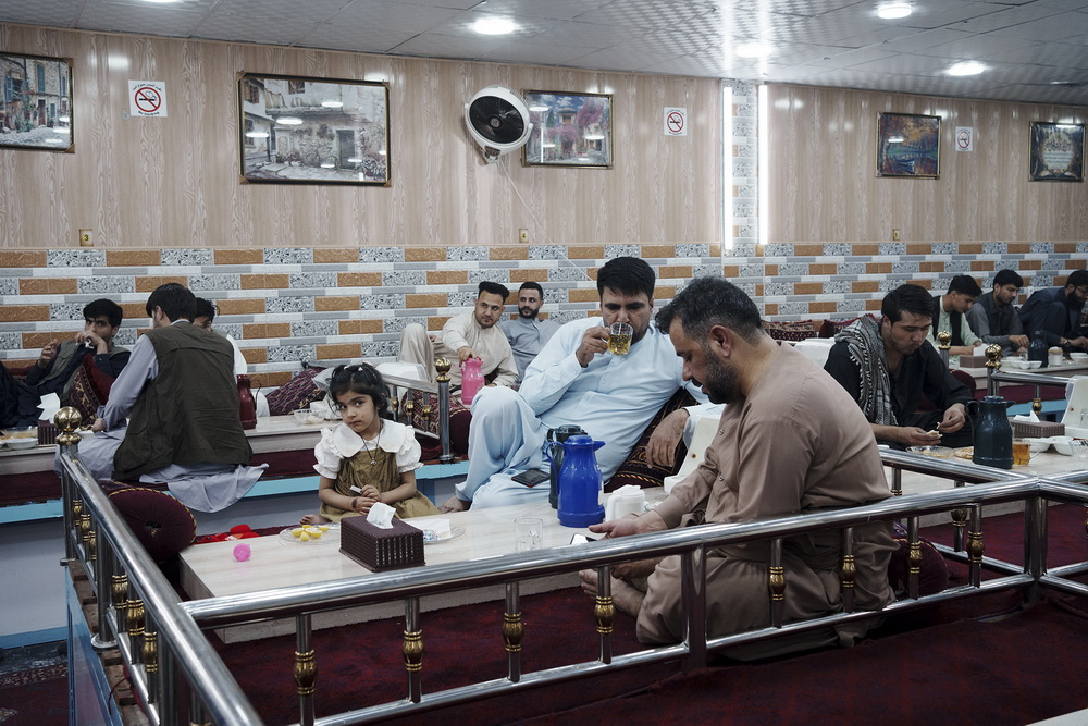 Un ristorante tradizionale nel quartiere Shahr-e Naw, nel centro di Kabul. Alle donne non è consentito sedersi nella sala principale. Gli uomini possono portare solo le figlie che non hanno ancora raggiunto la pubertà. Kabul, 12 aprile 2025. © Sandra Calligaro