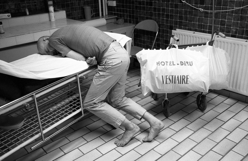 Un senzatetto nella sala d'attesa del pronto soccorso dell'Hôtel-Dieu. Parigi, 2003.  © Jean-Louis Courtinat