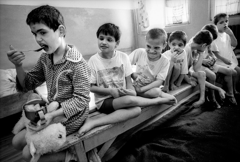 Distribuzione di zuppa all'orfanotrofio di Ungureni. Romania, 2000. © Jean-Louis Courtinat