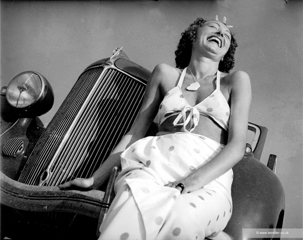 Nusch Éluard [by the side of a car]