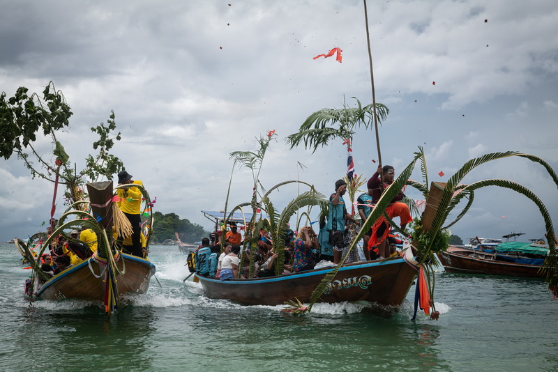 I membri del gruppo indigeno Urak Lawoi e gli abitanti dei villaggi thailandesi locali portano a riva le loro barche dopo aver raccolto diversi tipi di legno su altre isole vicine 
