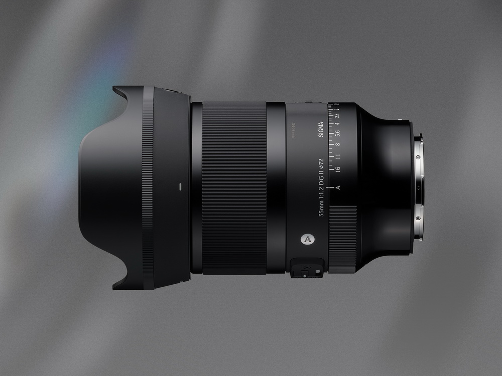 fotopuntoit_sigma_35mm_lens_is_on_a_blurred_gray_background-2