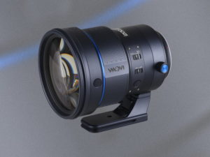 fotopuntoit_laowa_200mm_lens_on_a_blurred_gray_background