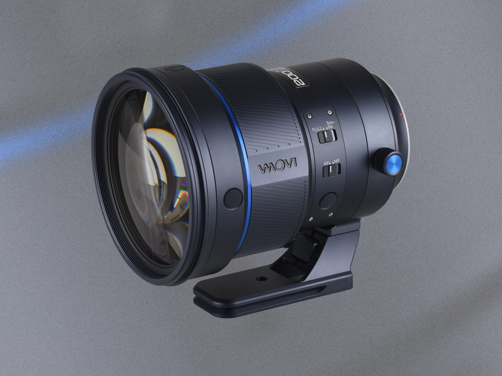 fotopuntoit_laowa_200mm_lens_on_a_blurred_gray_background