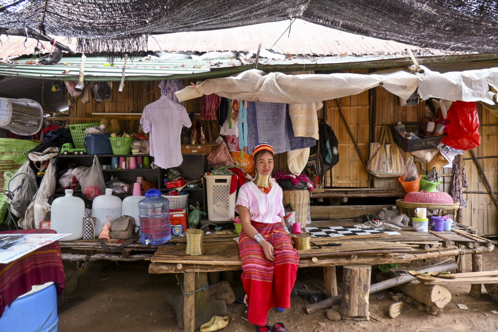 fotopuntoit_nikon_z30_Donna-giraffa-nel-villaggio-nei-pressi-di-Chiang-Rai.-Thailand-ph-Stefano-Michelin
