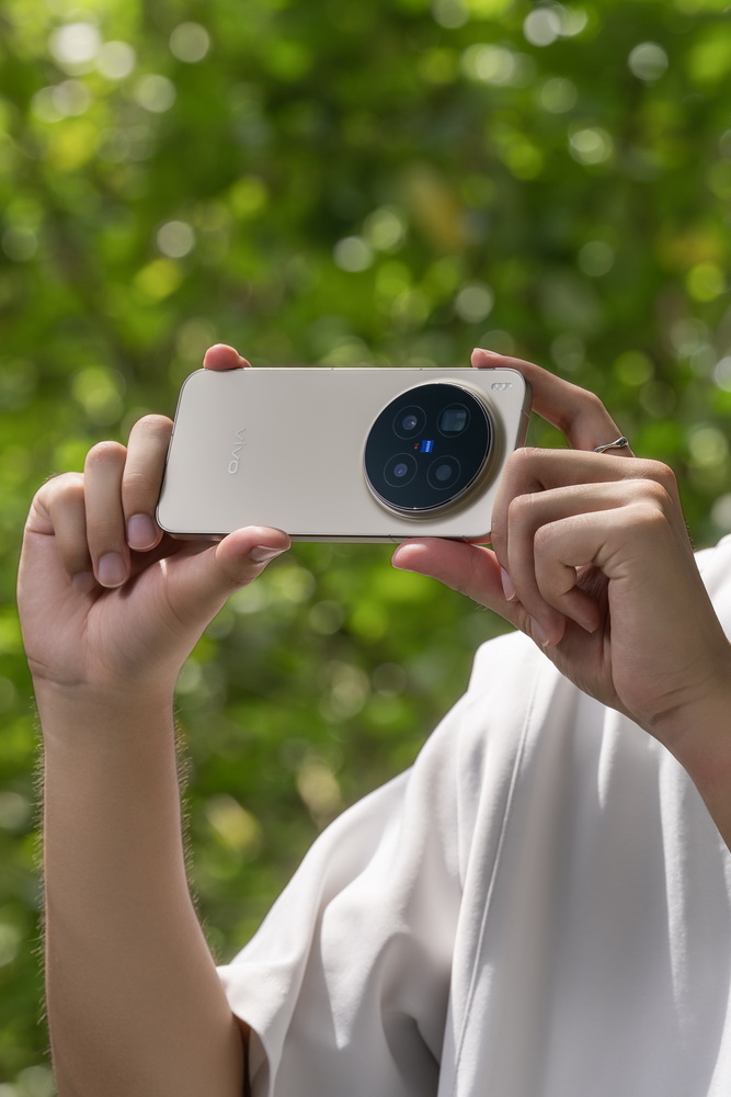 fotopuntoit_vivo-X300-Pro-Lifestyle-Image_1