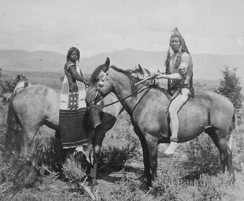 Guerriero Ute della tribù Uinta e la sua sposa a cavallo. 1874 Utah nord-occidentale. Autore sconosciuto. Gentile concessione degli Archivi Nazionali degli Stati Uniti (US Nara)