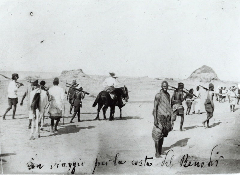 La carovana di Luigi Robecchi Bricchetti in viaggio verso la costa del Benadir. Benadir, Corno d’Africa. 1890/1891 Autore sconosciuto. Gentile concessione dei Musei Civici di Pavia