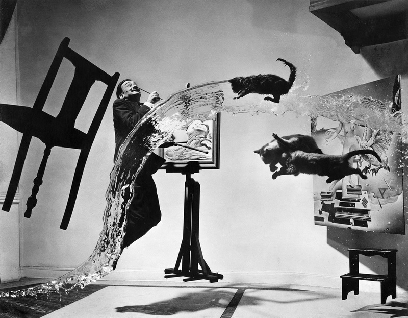 . Dalí Atomicus, con Salvator Dalí, Stati Uniti, 1948, © Philippe Halsman Archive 2025 / image rights of Salvador Dalì reserved Fundacio Gala-Salvador Dalì