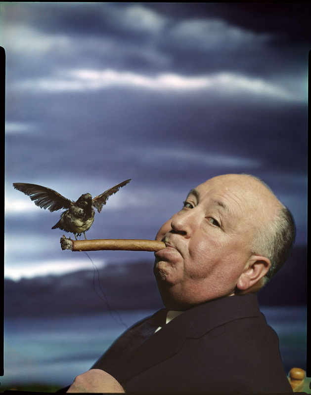 Il regista Alfred Hitchcock sul set del film Gli uccelli, 1962 © Philippe Halsman Archive 2025