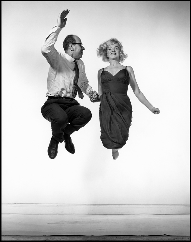L'attrice Marilyn Monroe salta con Philippe Halsman, New York, 1959 © Philippe Halsman Archive 2025