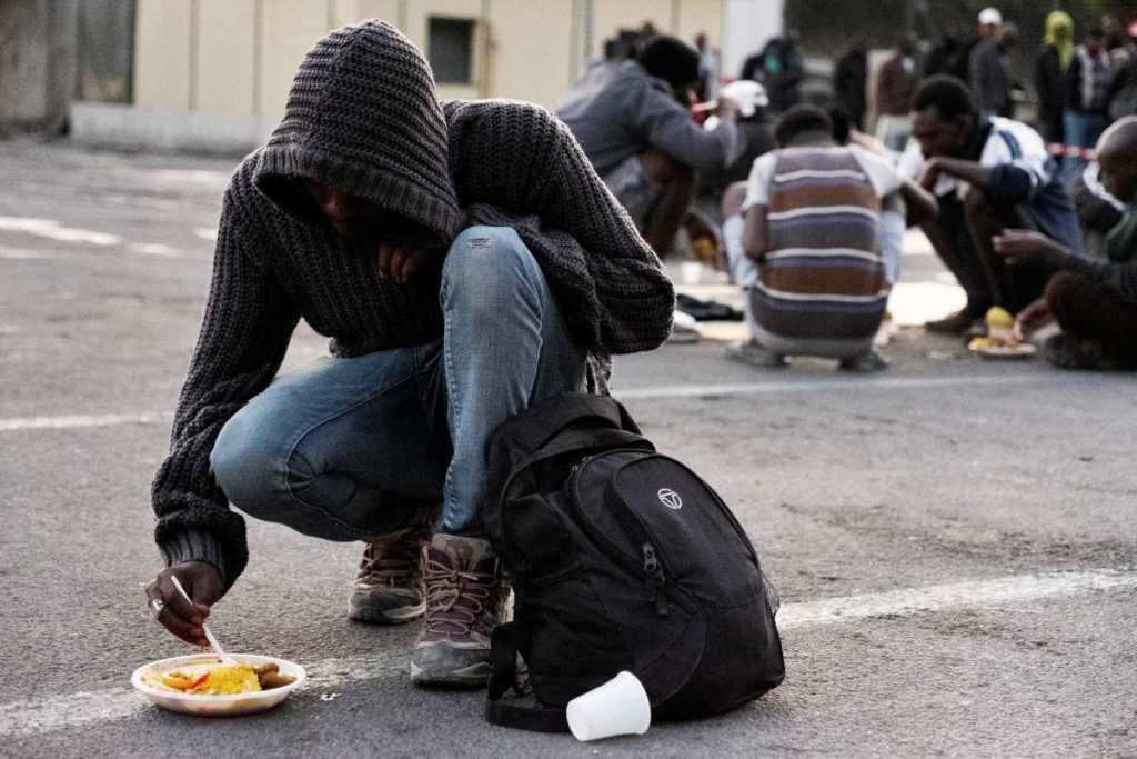fotopuntoit_A-migrant-receives-food_Valentina-Tamborra-X-Photographer-Ambassador