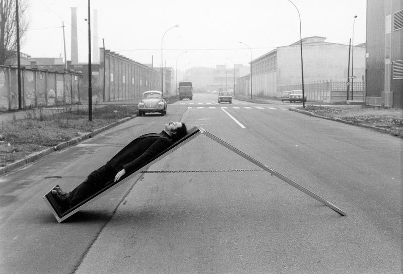 L'opera Il Commutatore (1970), uno strumento emblematico della ricerca dell'artista sul rapporto tra individuo e ambiente urbano.