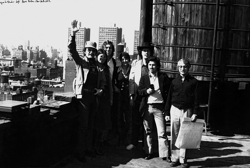 Questa iconica fotografia è opera di Ugo Mulas. Scattata a New York nel 1972, ritrae un gruppo di figure chiave del design radicale e dell'architettura sperimentale dell'epoca sul tetto dello studio del collettivo Haus-Rucker-Co.