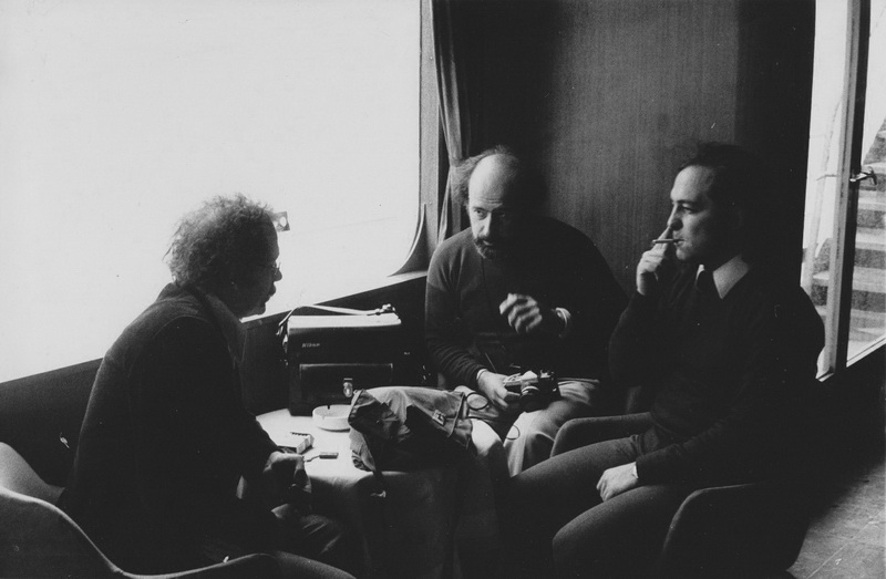 Questa immagine proviene dall'Archivio Ugo La Pietra e documenta un momento del "Viaggio sul Reno", svoltosi nel settembre 1974. L'evento fu organizzato dal gruppo di comunicazione della Global Tools, un collettivo multidisciplinare che faceva parte del movimento del design radicale italiano. La fotografia ritrae alcuni dei membri fondatori del gruppo a bordo di un battello durante la crociera fluviale da Düsseldorf a Basilea.
