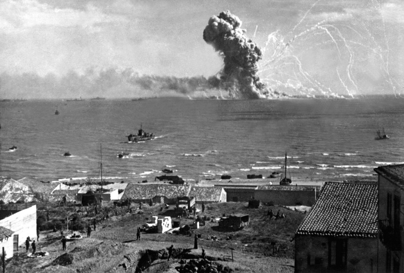 Durante l’invasione alleata della Sicilia la nave Liberty Robert Rowan (K-40), che trasportava munizioni, esplode al largo di Gela dopo essere stata colpita da tre bombe di un bombardiere tedesco Junkers Ju 88. Il grande Corpo di Spedizione alleato riesce a sbarcare sull’Isola: i depistaggi britannici hanno funzionato. I Tedeschi sono colti di sorpresa, gli Italiani molto meno 11 luglio 1943 Gela, Sicilia, Italia. Autore Lt. Longini, U.S. Army Signal Corps © Courtesy U.S. Army Signal Corps / U.S. National Archives