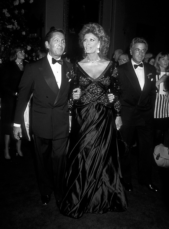 Valentino Garavani, Sophia Loren e Giancarlo Giammetti. Ron Galella Inaugurazione della mostra “Valentino: 30 Years of Magic” – New York City, 22 settembre 1992 1992. Courtesy Alberto Damian Gallery, Treviso. © RON GALELLA