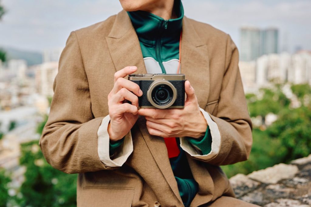 fotopuntoit_panasonic_lumix-L10_lifestyle_titanium (1)